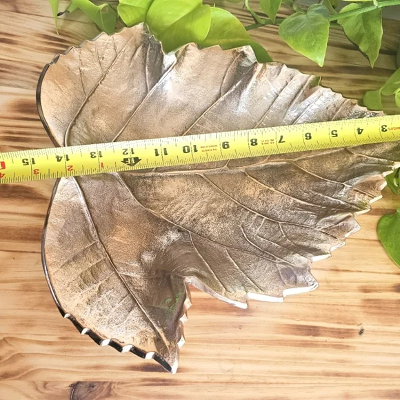 Large Vintage Brass Colored Metal Maple Leaf Bowl/ Tray - Picture 2 of 7